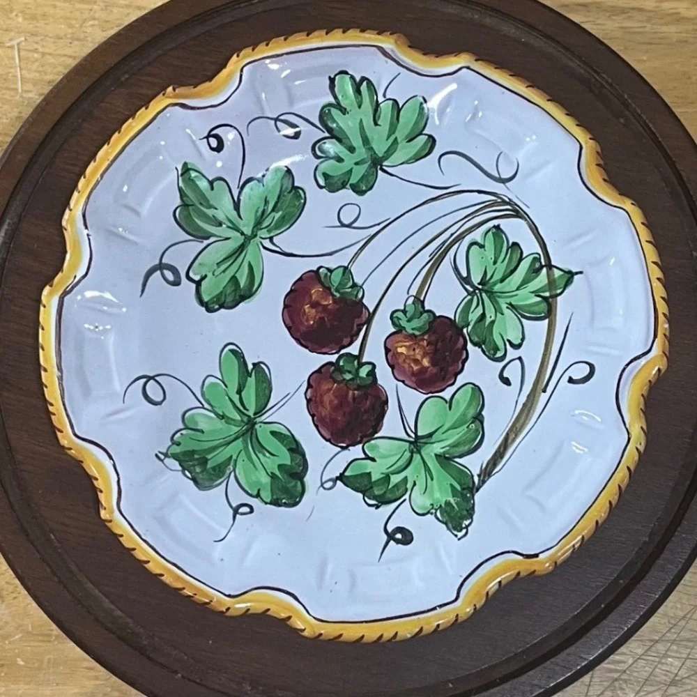 Vtg Italy 25/T Hand Painted Raspberry Majolica Ceramic Scalloped Plate 8.5